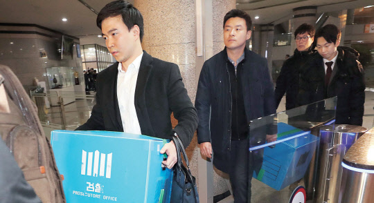 손혜원 의원 부동산 투기 의혹을 수사하는 검찰이 19일 오후 대전 서구 정부대전청사 문화재청 압수수색을 마치고 압수품을 차량으로 옮기고 있다.    연합뉴스